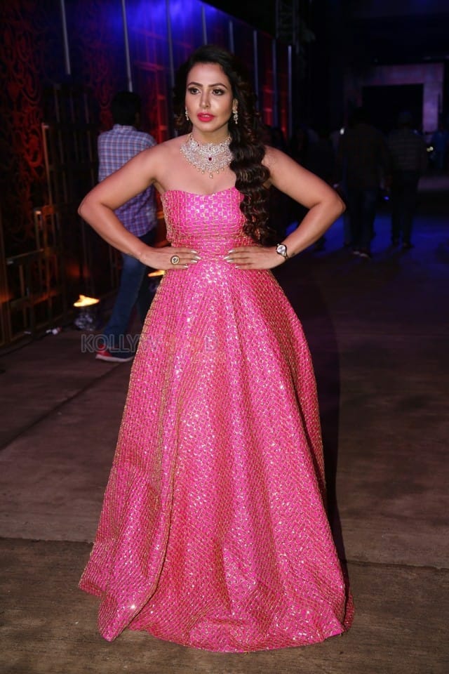 Actress Nandini Rai At Zee Telugu Bullitera Awards 2019 Photos 01