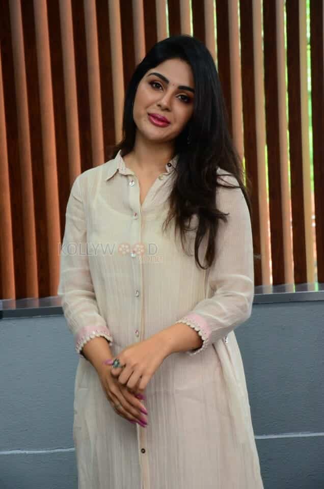 Actress Samyuktha Menon at Bimbisara Movie Interview Photos 23