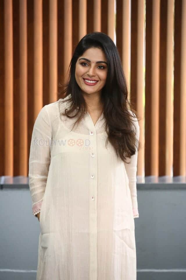 Actress Samyuktha Menon at Bimbisara Movie Interview Photos 28