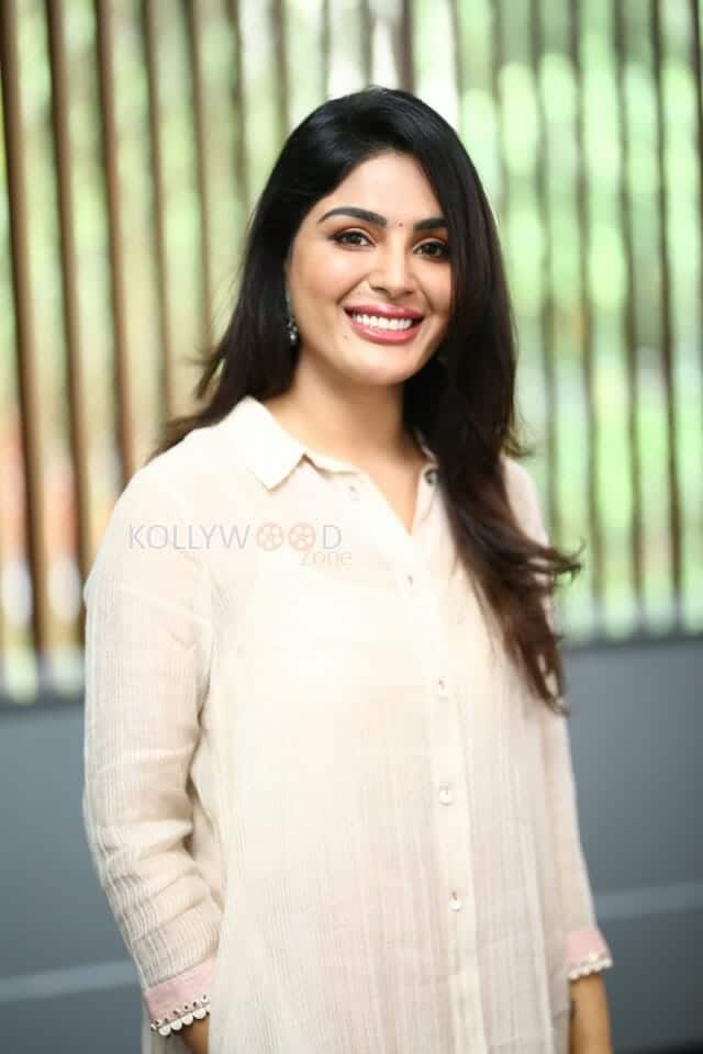 Actress Samyuktha Menon at Bimbisara Movie Interview Photos 31