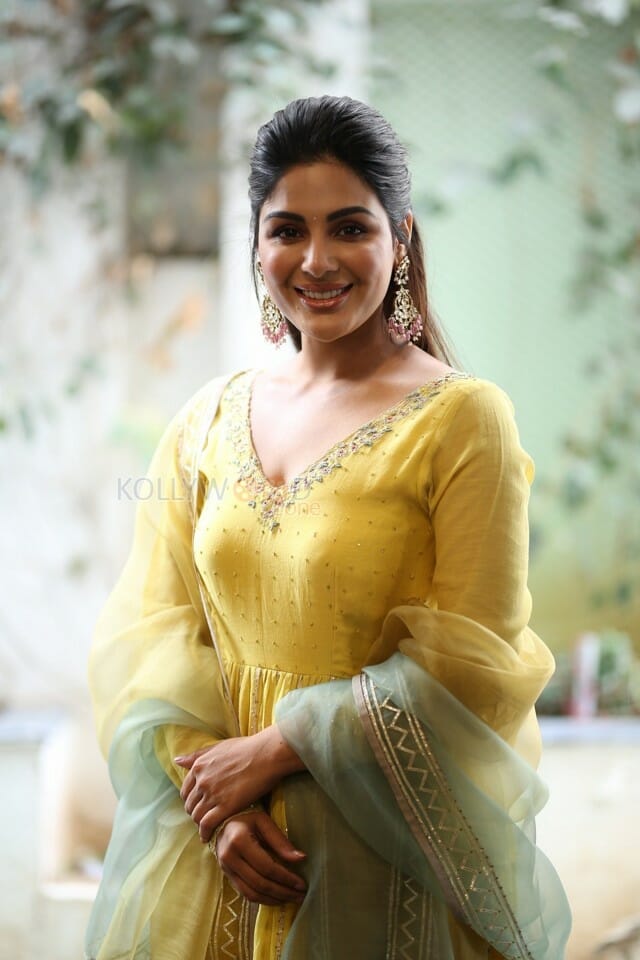 Actress Samyuktha Menon at Vaathi Sir Movie Interview Pictures 32