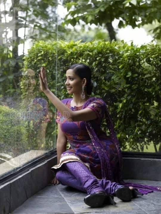 Actress Sanjana Singh Hot Pictures 04