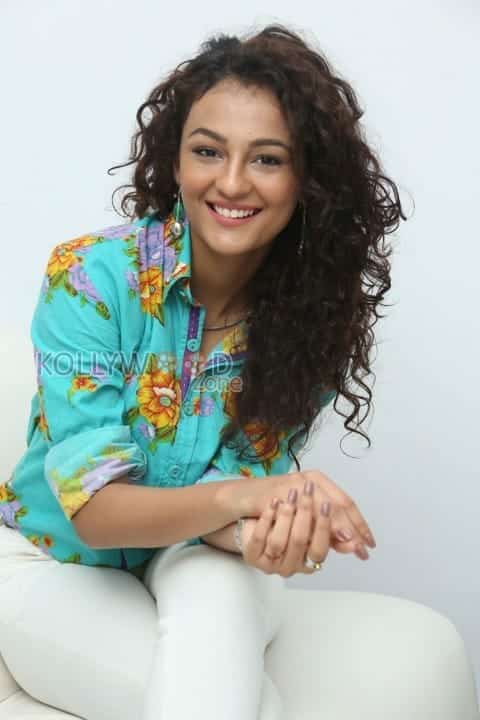 Actress Seerath Kapoor Photos 15