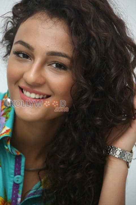 Actress Seerath Kapoor Photos 35