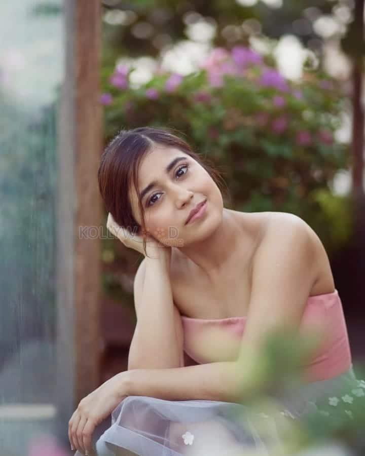 Actress Shweta Tripathi Photos 14