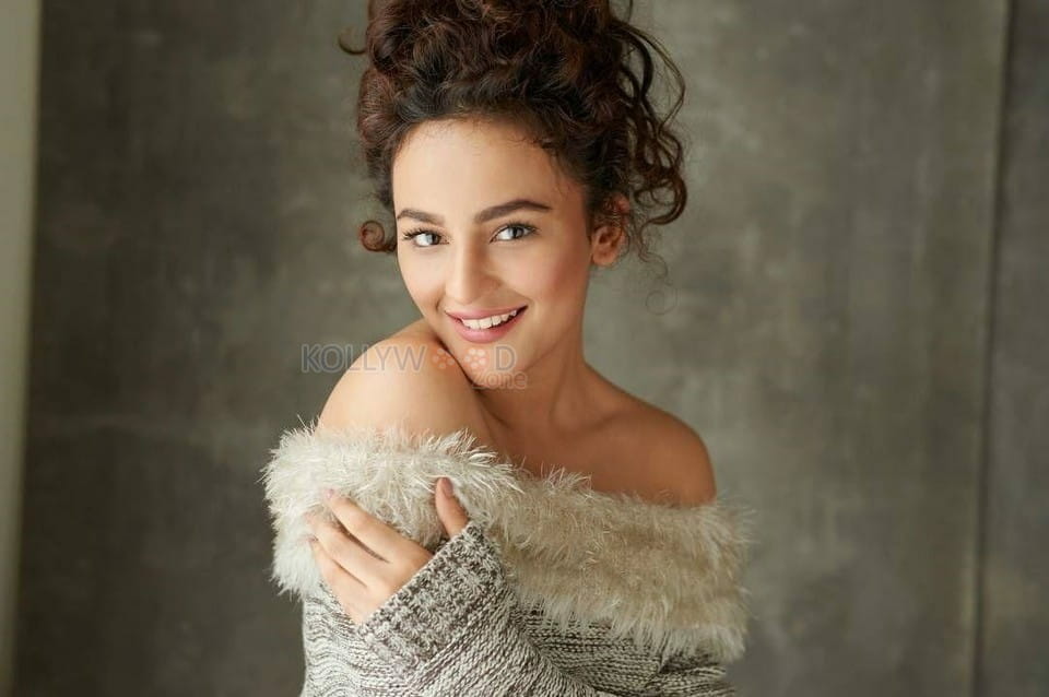 Beautiful Actress Seerat Kapoor Photoshoot Pictures 01