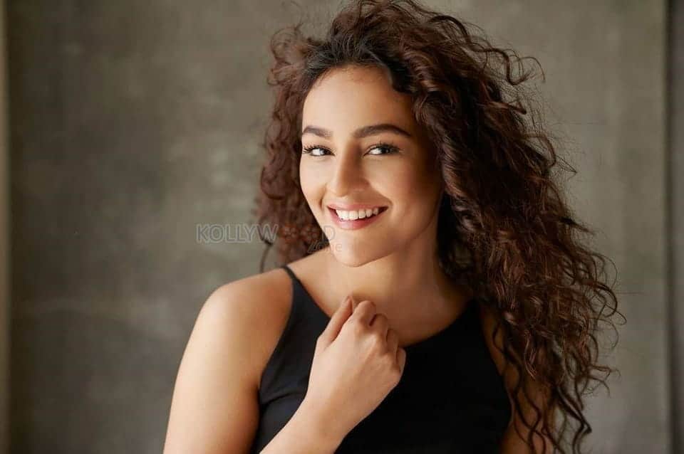 Beautiful Actress Seerat Kapoor Photoshoot Pictures 11