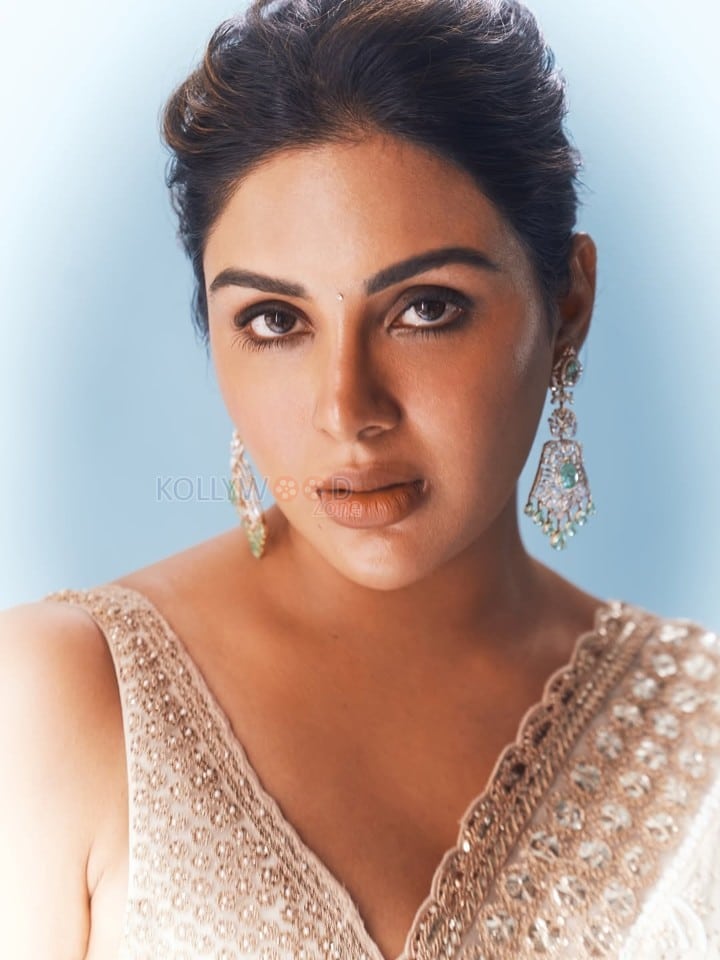 Beautiful Samyuktha Menon in an Ivory Embroidered Saree with Sleeveless Blouse Photos 03