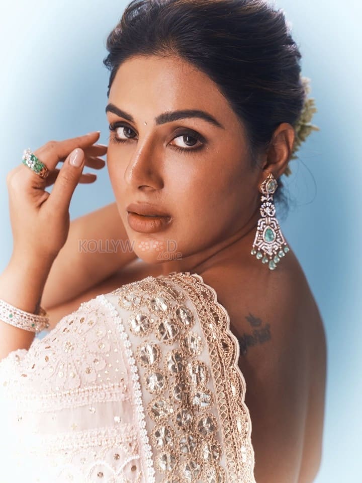Beautiful Samyuktha Menon in an Ivory Embroidered Saree with Sleeveless Blouse Photos 05