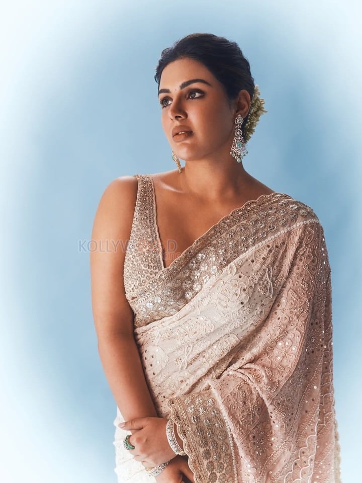 Beautiful Samyuktha Menon in an Ivory Embroidered Saree with Sleeveless Blouse Photos 06