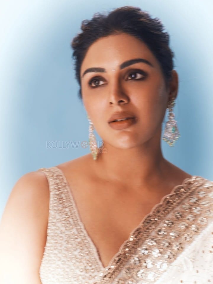 Beautiful Samyuktha Menon in an Ivory Embroidered Saree with Sleeveless Blouse Photos 07