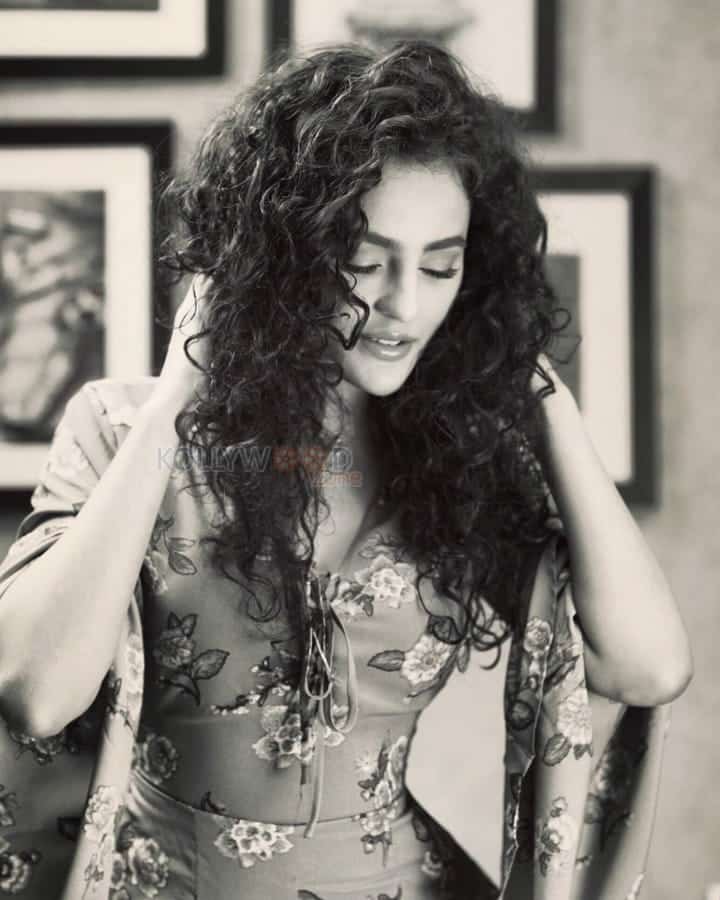 Beautiful Sexy And Hot Indian Model Actress Seerat Kapoor Photos 06