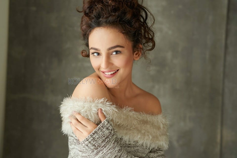 Beautiful Sexy And Hot Indian Model Actress Seerat Kapoor Photos 09