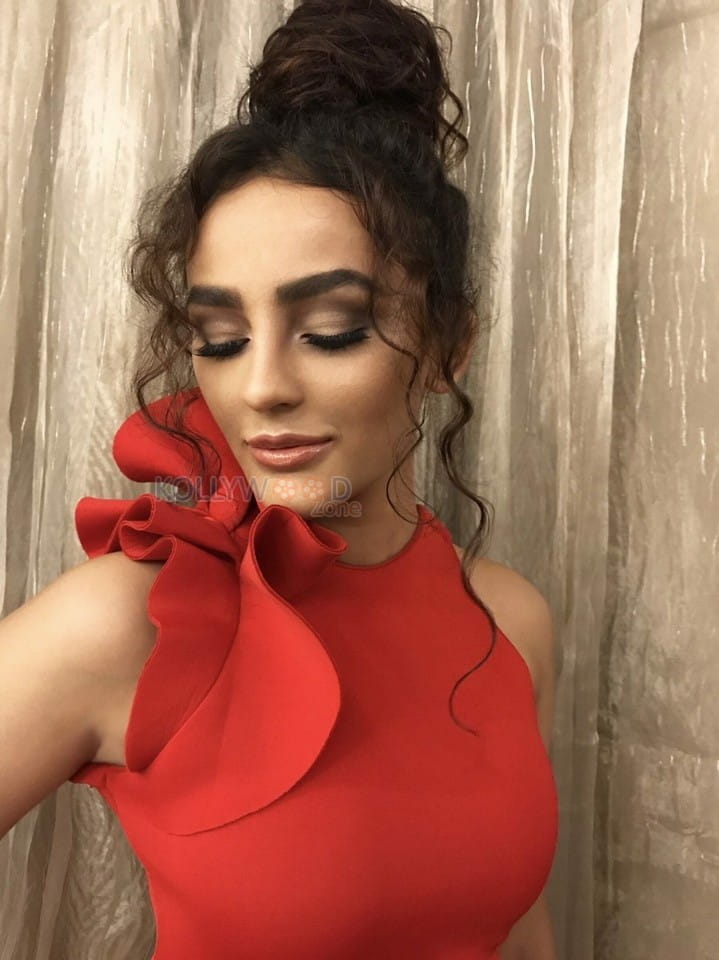 Beautiful Sexy And Hot Indian Model Actress Seerat Kapoor Photos 16