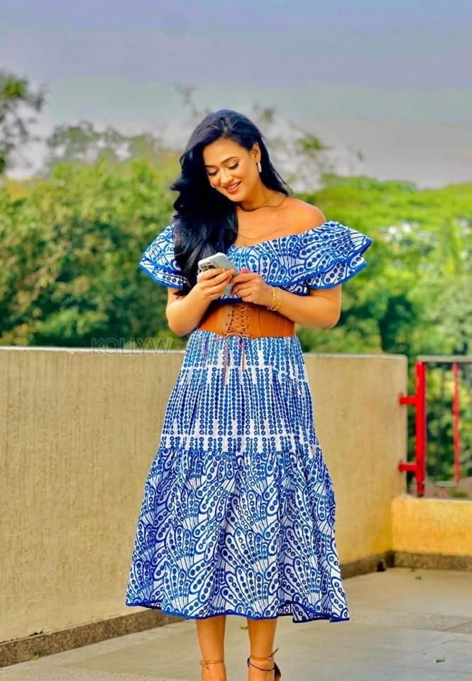 Beautiful Shweta Tiwari in a Blue Ruched Designer Off Shoulder Dress Pictures 01