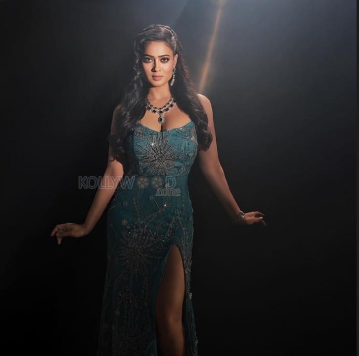 Beautiful Shweta Tiwari in a Thigh Slit Cocktail Dress Pictures 02