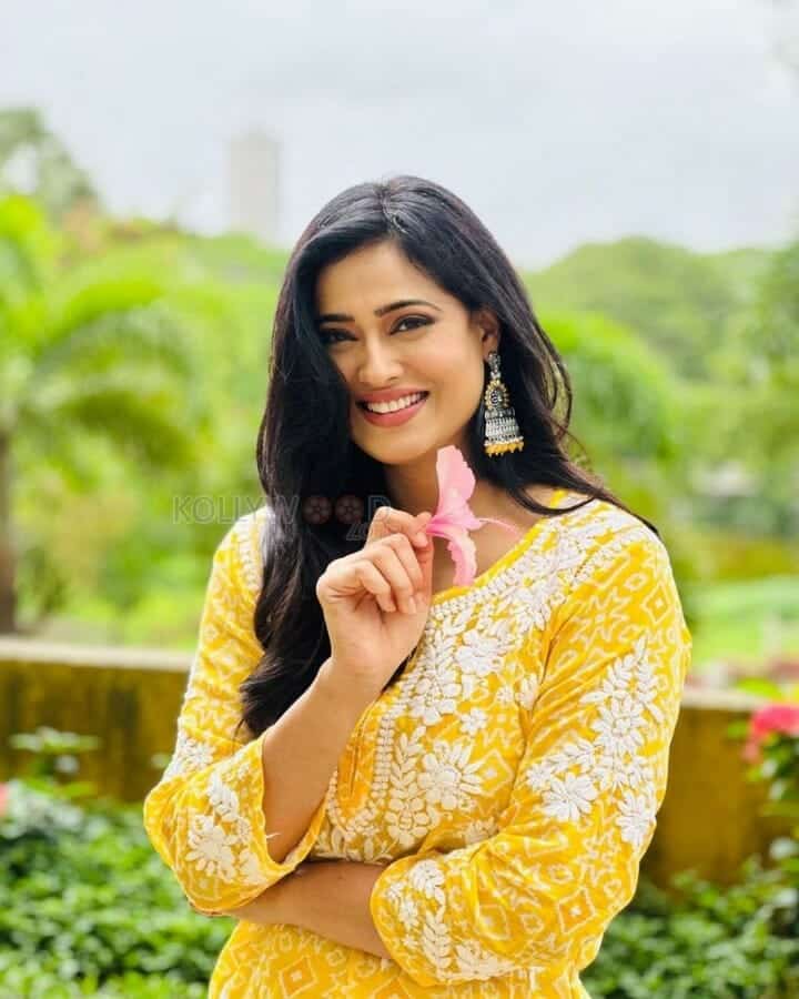 Beautiful Shweta Tiwari in a Yellow Floral Kurta Photos 01