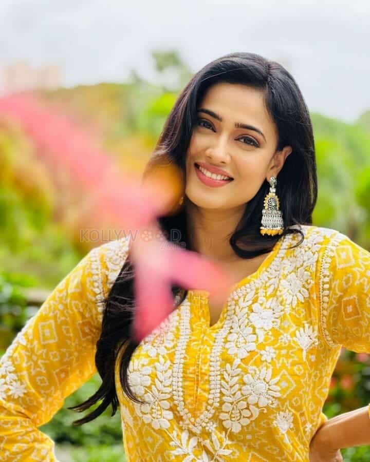 Beautiful Shweta Tiwari in a Yellow Floral Kurta Photos 02