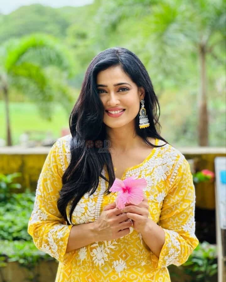 Beautiful Shweta Tiwari in a Yellow Floral Kurta Photos 03