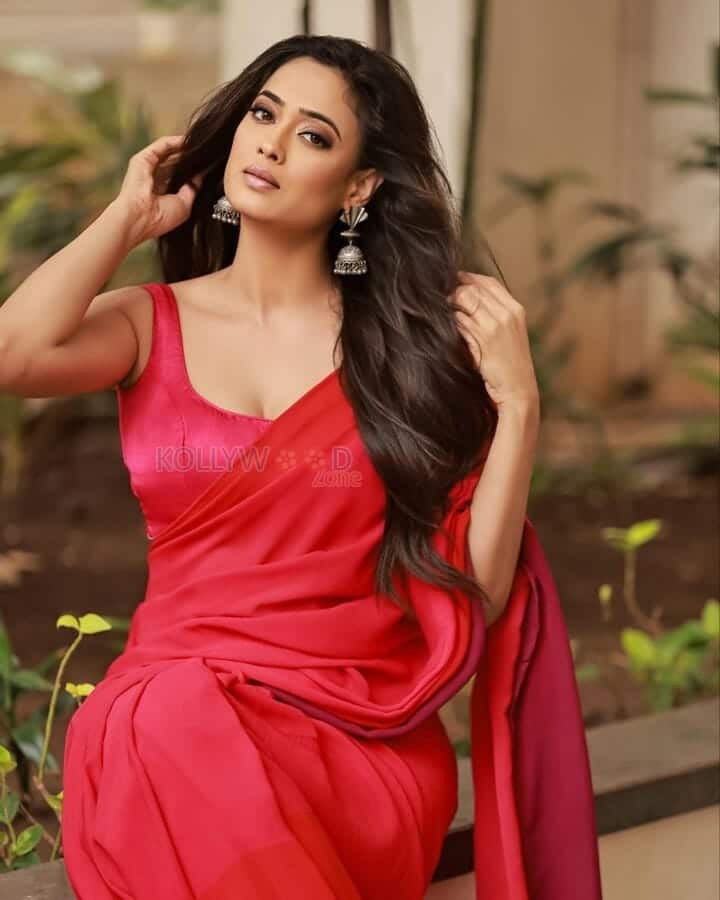 Gorgeous Indian TV Actress Shweta Tiwari in Red Saree Photos 02