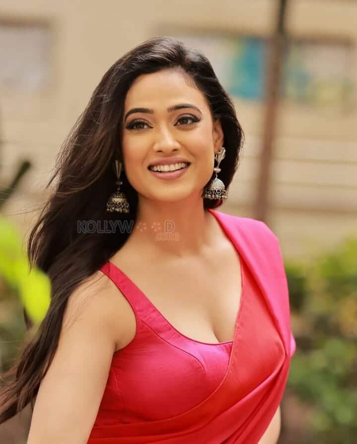 Gorgeous Indian TV Actress Shweta Tiwari in Red Saree Photos 03