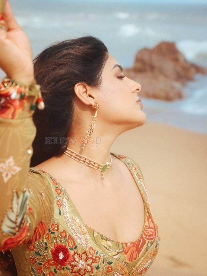 Gorgeous Samyuktha Menon in an Olive Green Anarkali Photos 01