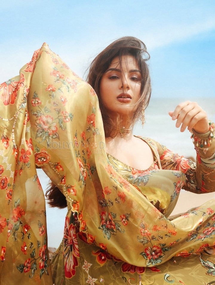 Gorgeous Samyuktha Menon in an Olive Green Anarkali Photos 03