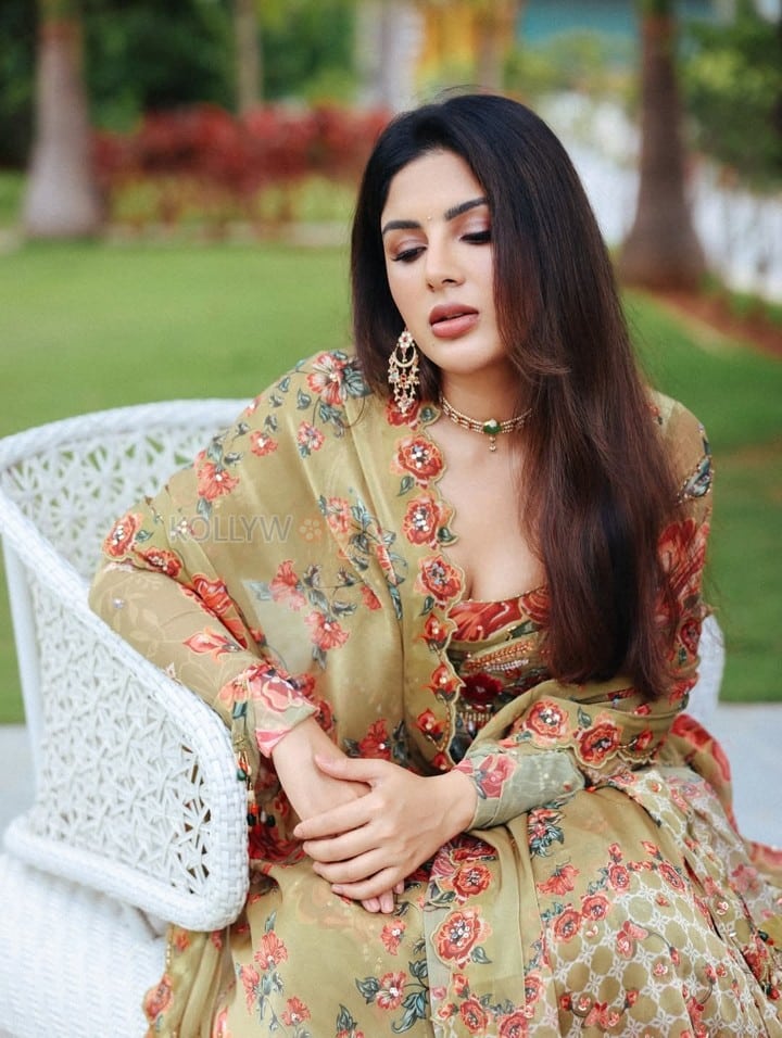 Gorgeous Samyuktha Menon in an Olive Green Anarkali Photos 04