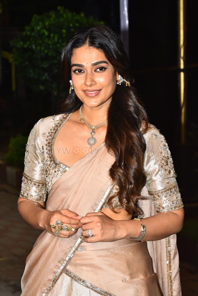 Heroine Aakanksha Singh at Shashtipoorthi Trailer Launch Event Photos 01