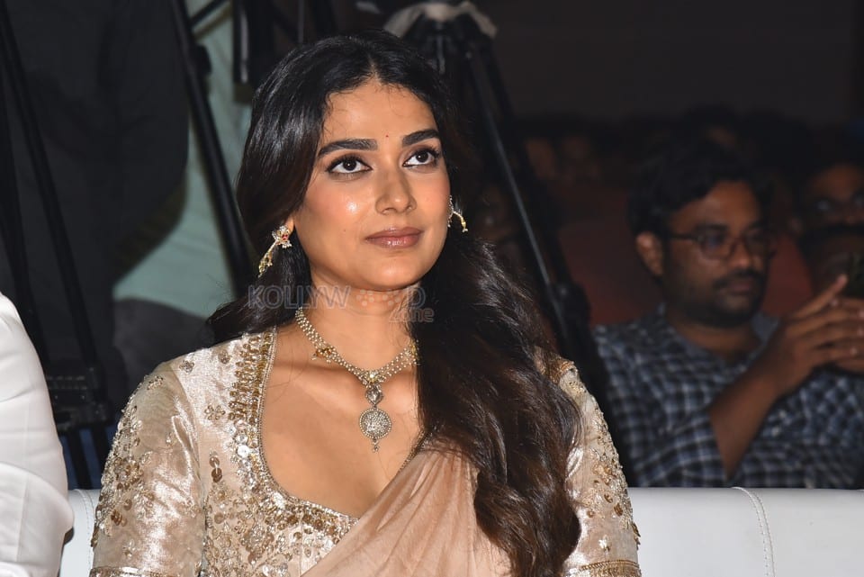 Heroine Aakanksha Singh at Shashtipoorthi Trailer Launch Event Photos 03