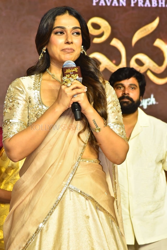 Heroine Aakanksha Singh at Shashtipoorthi Trailer Launch Event Photos 04