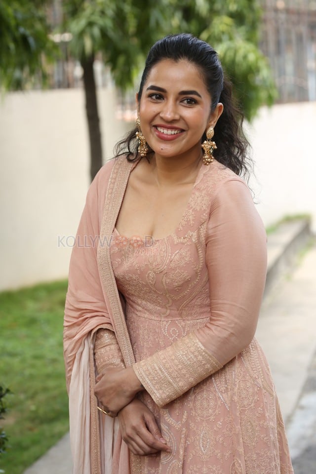 Heroine Komalee Prasad at Sasivadane Movie Press Meet Photos 18