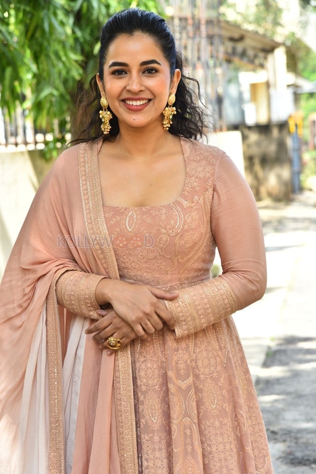 Heroine Komalee Prasad at Sasivadane Movie Press Meet Photos 27