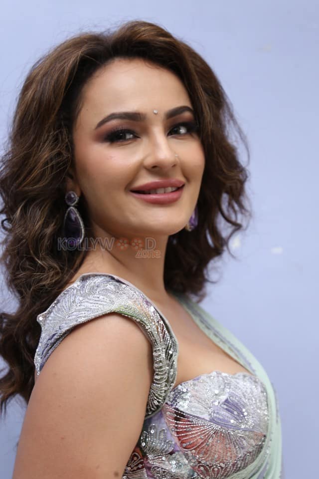 Heroine Seerat Kapoor at Jathasya Maranam Dhruvam Movie Teaser Launch Photos 34