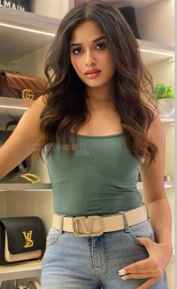 Jannat Zubair in a Tank Top and Jean Showing her Sexy Slim Figure Photos 01