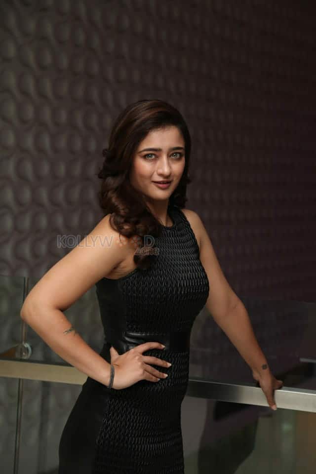 Kadarom Kondam Actress Akshara Haasan Interview Pictures 14