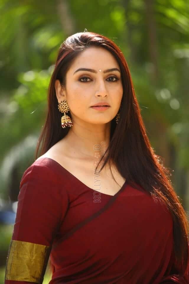 One 2 One Movie Heroine Ragini Dwivedi Photos 18