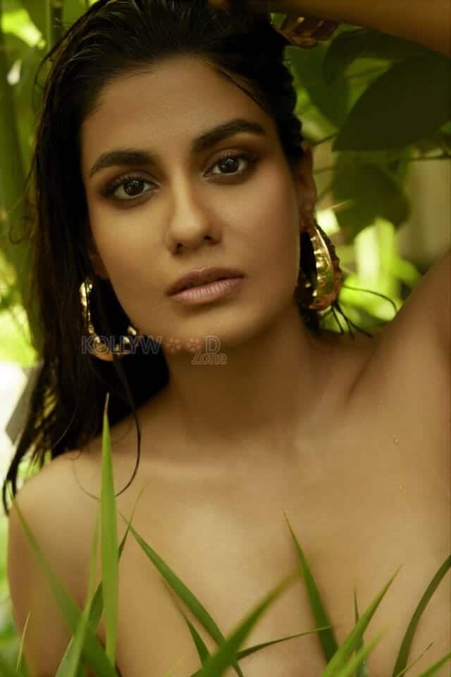 Raunchy Shreya Dhanwanthary Topless Photos 02