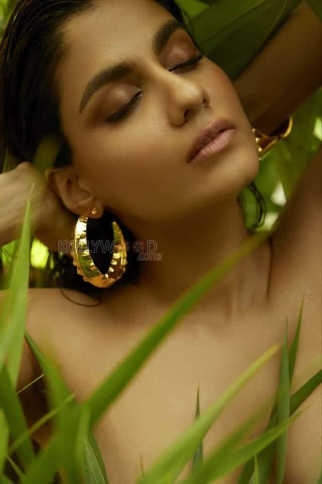 Raunchy Shreya Dhanwanthary Topless Photos 03