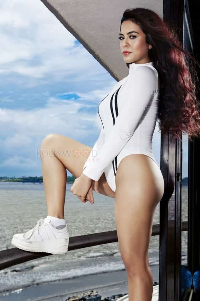 Sana Sayeed Sexy Swimsuit Pictures 01