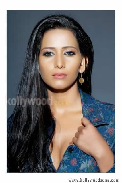 Sanjana Singh Hot And Sexy Pictures 11