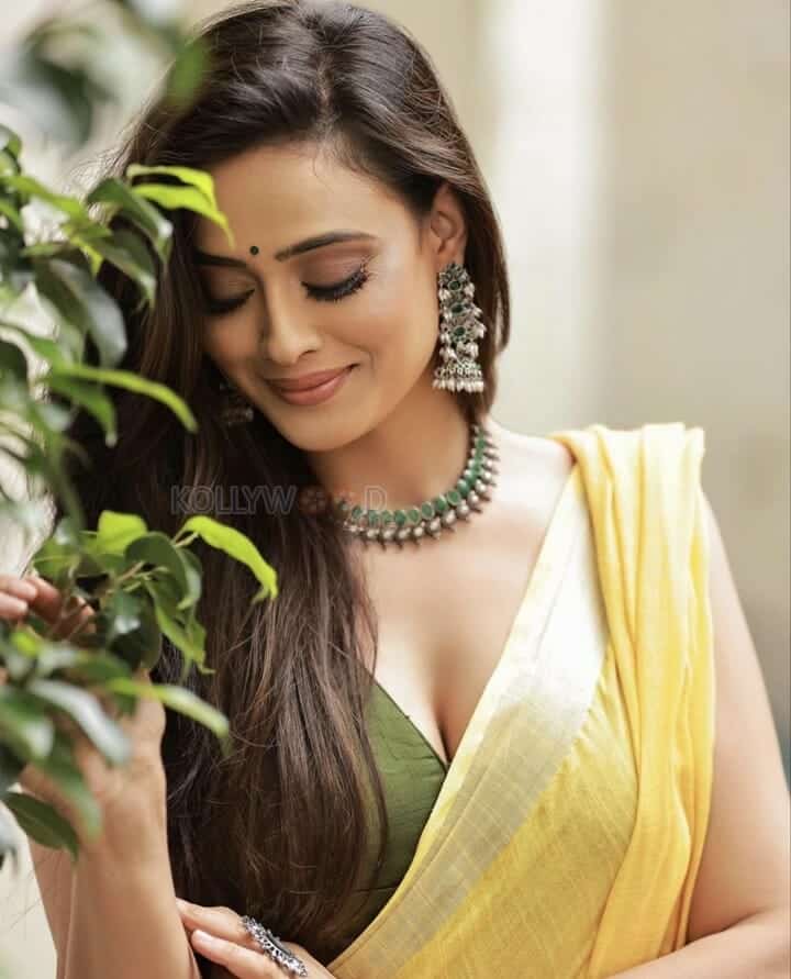 Seductress Shweta Tiwari in a Yellow Saree Photos 04