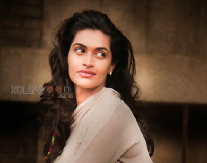 Sexy Actress Salony Luthra Photoshoot Stills 18
