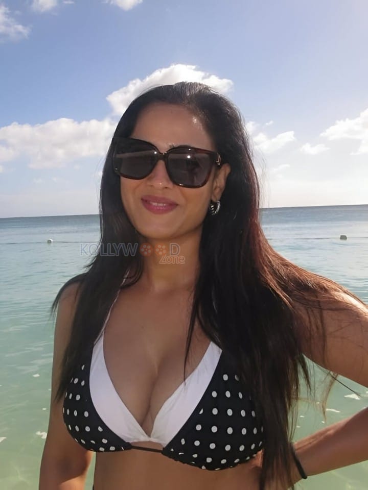 Sexy MILF Shweta Tiwari in a Black and White Beach Bikini Photos 04