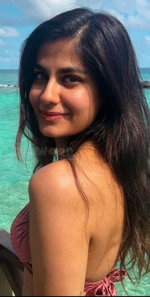 Shreya Dhanwanthary Sexy Bikini Pictures 03