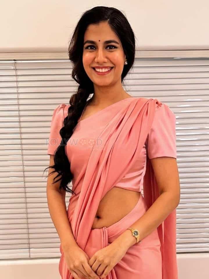 Shreya Dhanwanthary Showing Navel in a Cute Saree Pictures 02