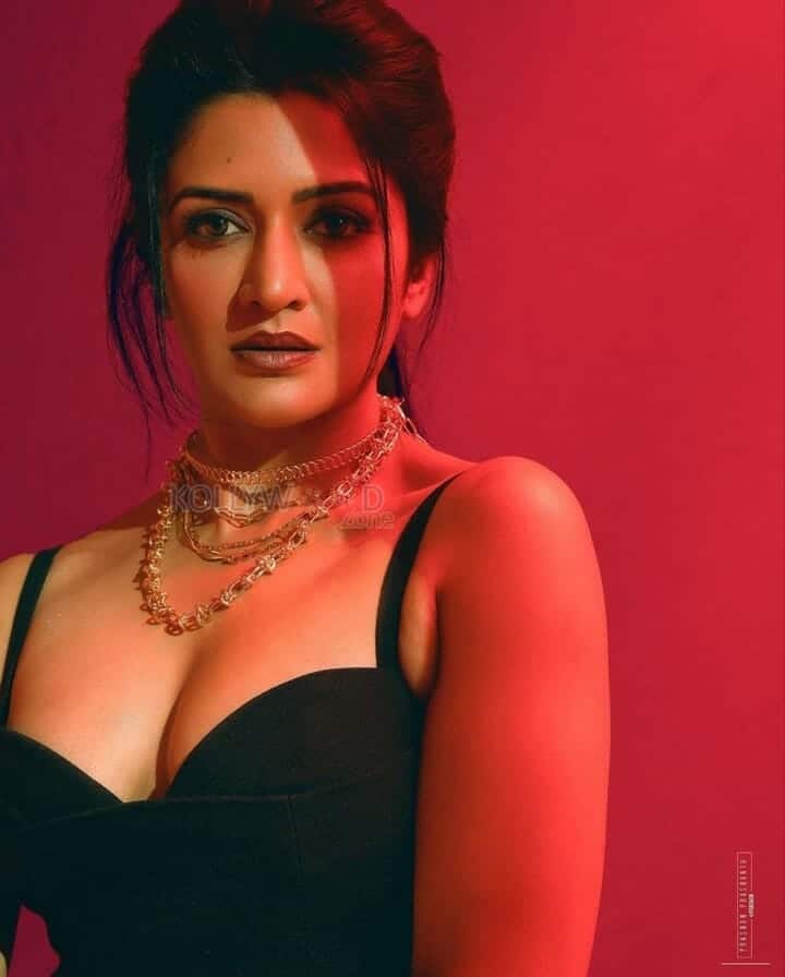 South Indian Actress Vimala Raman Sexy Photoshoot Pictures 01