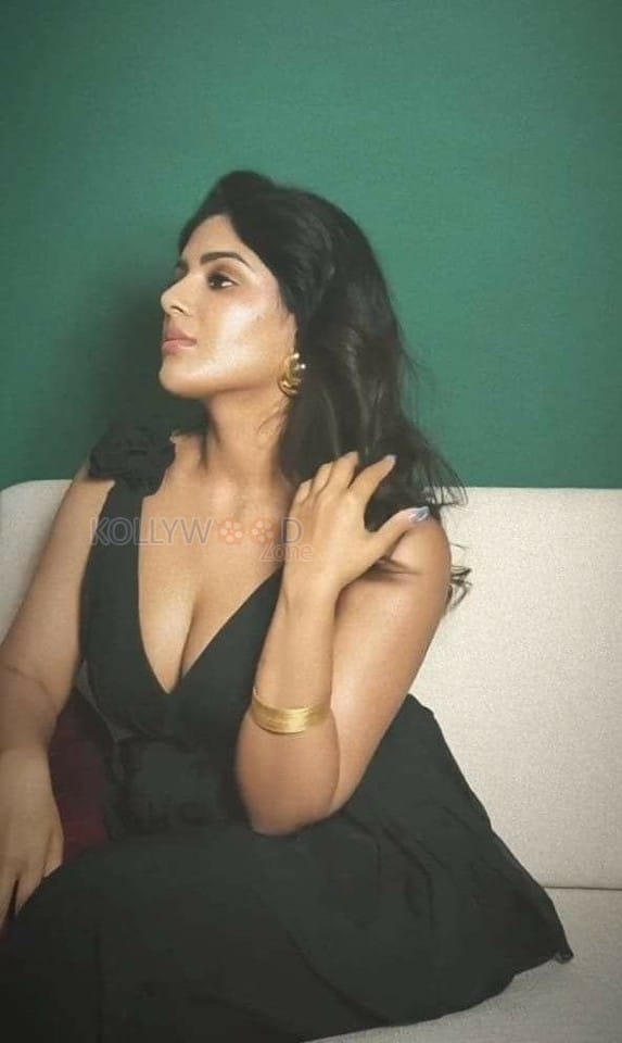 Stunning Samyuktha Menon Cleavage in a Black Deep Neck Dress Pictures 03