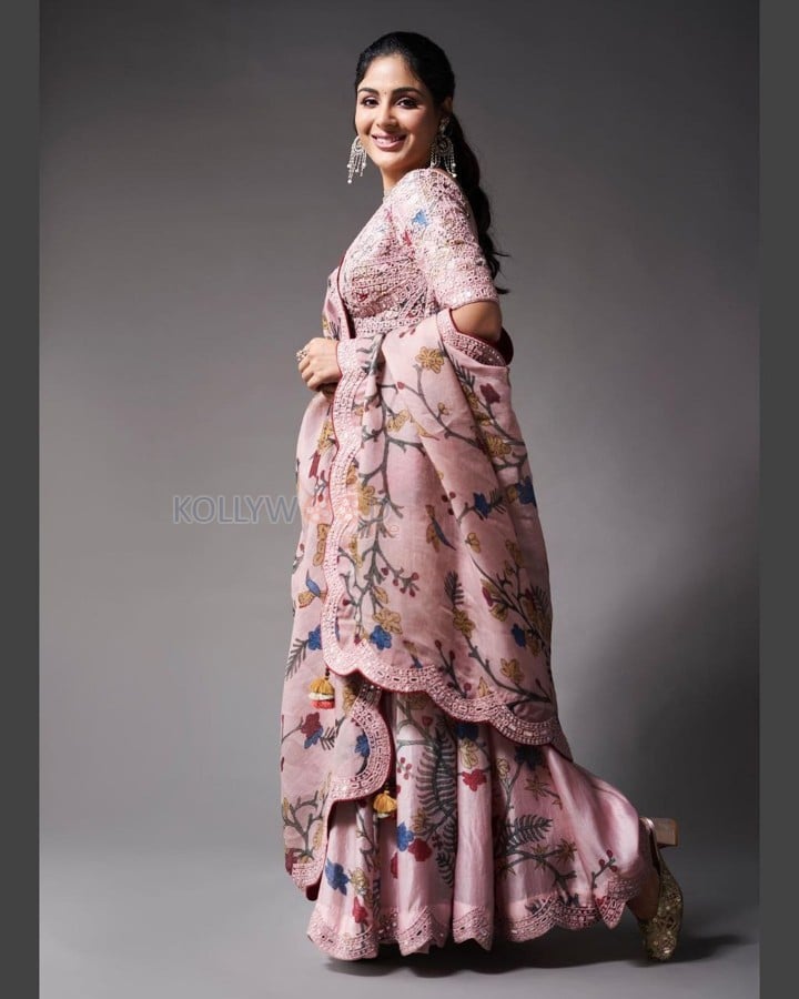 Stylish Samyuktha Menon in a Light Pink Dress Photos 02