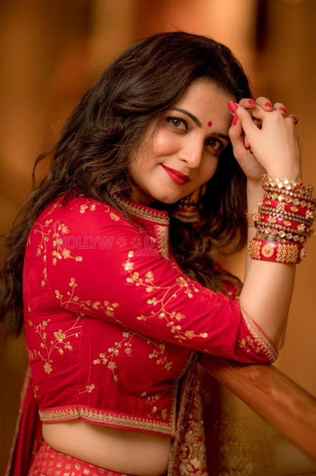 TV Anchor Dhivyadharshini Red Hot Pictures 04